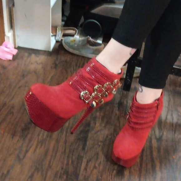 Red heels! - Picture 7 of 11